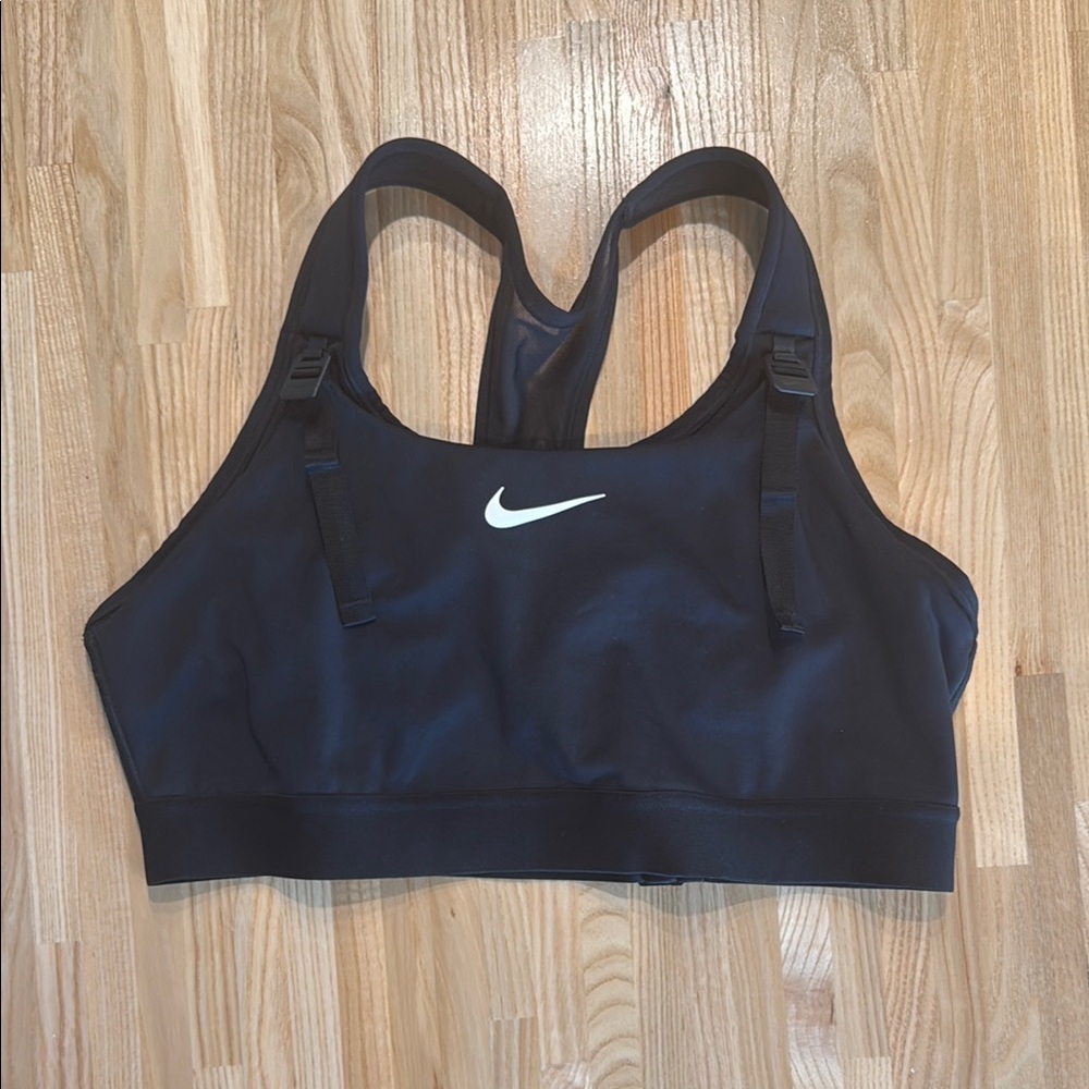 NIKE Women's Nursing and Wearable Pump-Compatible Sports Bra (Maternity)